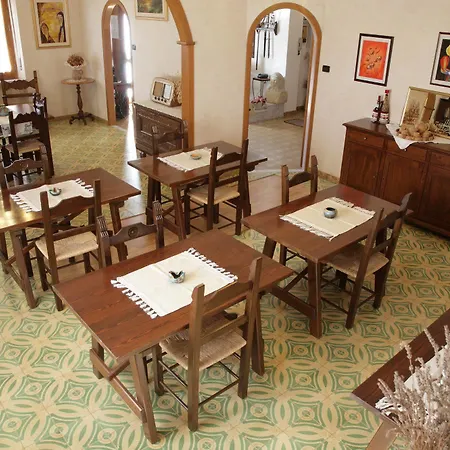 Domu'e Luna 住宿加早餐酒店 Lunamatrona