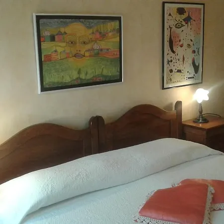 Domu'e Luna Bed & Breakfast 2*