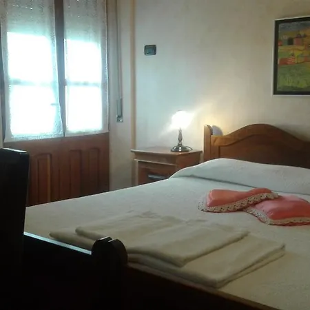 Domu'e Luna 住宿加早餐酒店 Lunamatrona