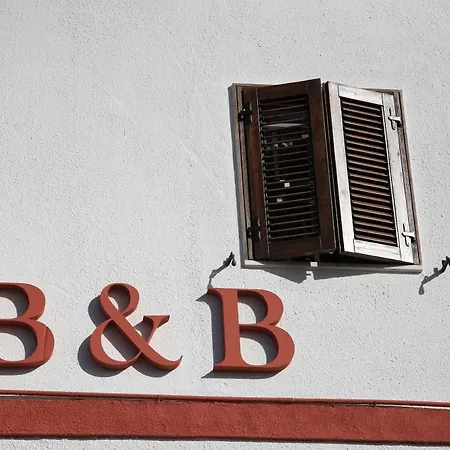 Domu'e Luna 住宿加早餐酒店 Lunamatrona